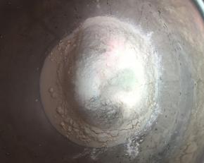 准备好所需材料，把除黄油以外的所有材料放入搅拌桶。夏天天气热，室内温度高，液体材料建议用冷藏过的。