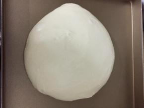 将揉好的面团稍微整圆，放入容器内，盖上保鲜膜进行第一次发酵。发酵温度室温27度，发酵至原来的两倍大。