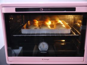 烘烤中的面包会继续涨大，如果家里烤箱容量小，面包上色后要盖锡纸防止烤焦。