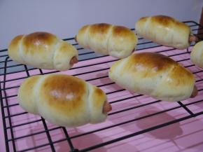 面包烤好后取出，放在冷却架上晾凉即可。