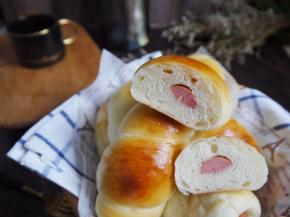 美味的肠仔包就做好了，面包松软可口，用来做早餐最好了。