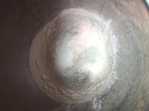 准备好所需材料，把除黄油以外的所有材料放入搅拌桶。夏天天气热，室内温度高，液体材料建议用冷藏过的。