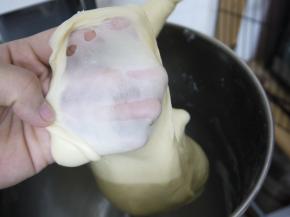 搅拌好的面团表面光滑，能拉出较薄的膜。