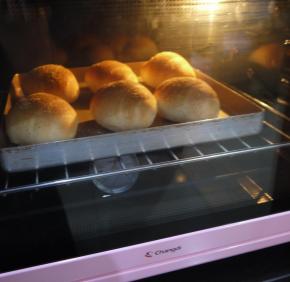 面包上色后要盖锡纸防止烤焦。