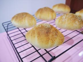 面包烤好后取出，放在冷却架上晾凉即可食用。