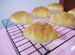 面包烤好后取出，放在冷却架上晾凉即可食用。