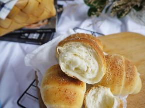 放置一夜之后的面包更加好吃了，面包本来有一点点甜，撒上了咸香味的芝士粉，也很好吃哦。