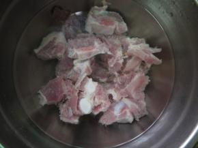 排骨切块，先用水冲洗一遍，然后把排骨放在清水中浸泡30分钟。用清水浸泡有利于肉里的血水的排出。