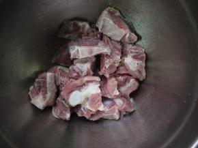 浸泡完后把排骨沥干水份，然后加一勺白砂糖到排骨里面，混合均匀后把排骨放进冰箱冷藏腌制至少3个小时。