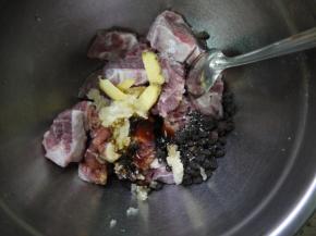 把腌制好的排骨取出，加入切好的姜片、蒜泥、豆豉、料酒、生抽、老抽、蚝油、盐。