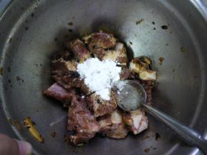 把调料混合均匀，然后加上一点玉米淀粉，拌匀后放在碟子里。