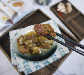 排骨蒸好后就可以吃咯。