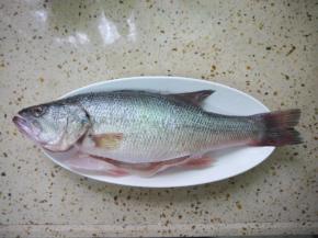 鲈鱼去除鱼鳞、内脏和鱼鳃，然后用清水清洗干净，特别要把鱼肚子里面的血水清洗干净。