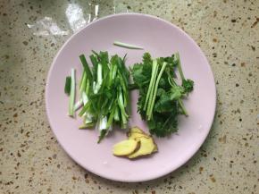 把香葱、香菜、姜清洗干净，然后切好备用。