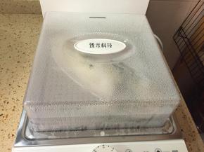 把处理干净的鱼放在蒸箱里，因为我用的是蒸箱，10秒就能出蒸汽，所以可以直接放进去蒸。如果使用锅子蒸，要水烧开之后把鱼放进去。大概蒸8-10分钟就可以了。怎么判断鱼肉熟不熟，我们可以用一支筷子插进鱼肉最厚的地方，能轻松插进去碰到骨头就是熟了。