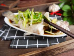 又香又嫩的清蒸鲈鱼就做好了，就连配菜都很好吃，用豉油拌饭也是味道一流哦。