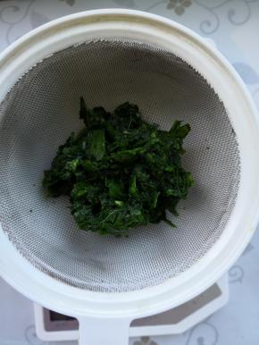 用筛子过滤出菠菜汁25克备用 蛋黄和蛋白分离