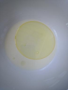 倒入玉米油和牛奶