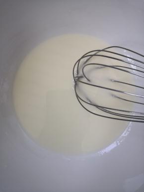 牛奶和油混合充分乳化