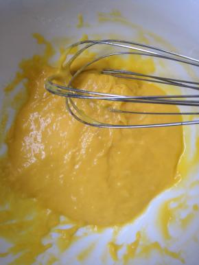 翻拌均匀，切不可过度搅拌以免起筋