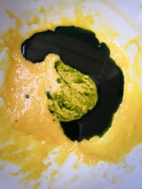 蛋黄糊分成两份，一份加入菠菜汁快速搅拌均匀