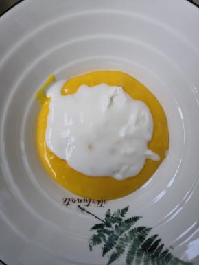 另外一份加入酸奶快速搅拌均匀