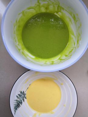 搅拌均匀的蛋糊放一边备用