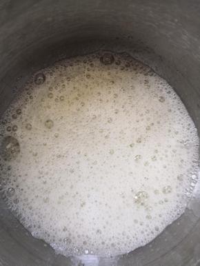 蛋白打发至鱼眼状，加入三分之一的细砂糖