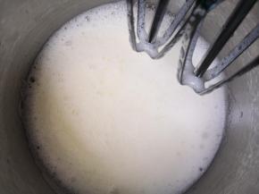 高速打发至出现粗的纹路加入三分之一的细砂糖