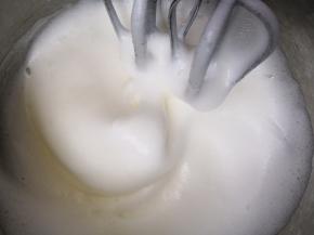 继续打发至出现细腻不消失的纹路 加入最后一个三分之一的细砂糖