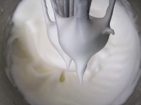 蛋白打发至硬性发泡