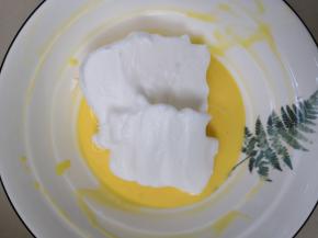 蛋白平均分成两份，取其中一个的时三分之一蛋白加入酸奶糊里，快速搅拌均匀