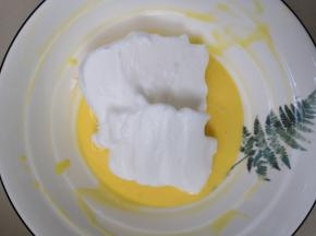 蛋白平均分成两份，取其中一个的时三分之一蛋白加入酸奶糊里，快速搅拌均匀