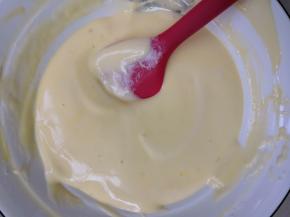 再把剩余的蛋白加入酸奶糊里，搅拌均匀备用