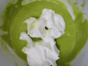 另外一份的三分之一蛋白加入菠菜糊里，快速搅拌均匀