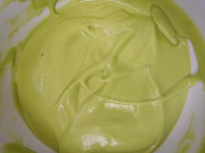 把剩余的蛋白加入菠菜糊里，快速搅拌均匀