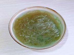 粉煮熟后捞出，放入装有冷水的大碗中浸泡。