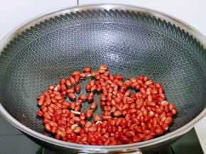 起油锅，倒入花生米，小火将花生米炒熟盛出。