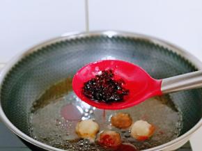 加入老干妈辣酱。(辣酱可以按个人口味放)