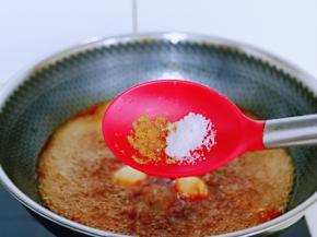 再加入十三香，盐。