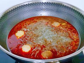 待丸子煮熟后，下入煮好的粉。