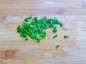 小青椒洗干净切碎。(葱花也可以)