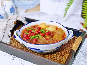 将粉盛出装入碗中，撒上青椒碎，花生米。