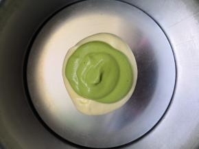 再在上面加入一勺菠菜糊，然后轻轻震一下