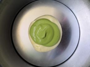 再在上面加入一勺菠菜糊，然后轻轻震一下