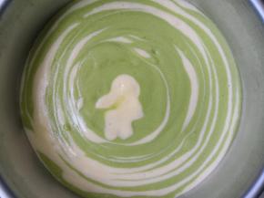 以此类推，把酸奶糊和菠菜糊倒入模具内