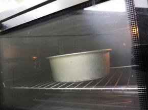 放入提前预热好的烤箱内，烤55分钟左右出炉震一下，立即倒扣