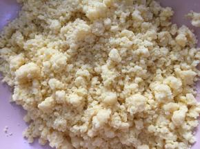 把制作好的酥粒放在冰箱冷冻保存。