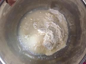 准备好所需材料，把除黄油以外的所有材料放入搅拌桶。夏天天气热，室内温度高，液体材料建议用冷藏过的。