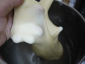 开启厨师机，先用低速将材料混合，然后转中速揉至面团光滑不粘手，面团能拉出较厚的膜。